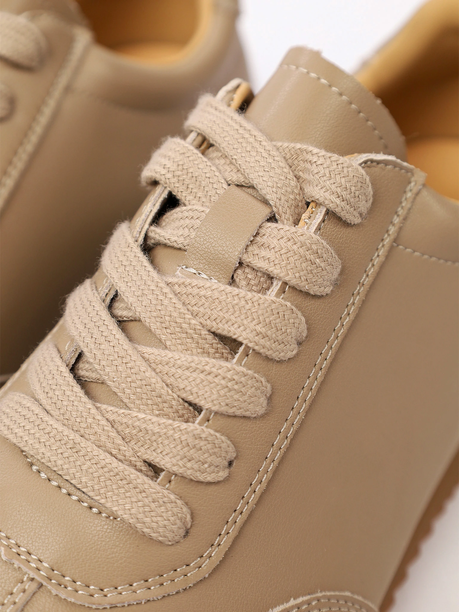 Кеды бежевого цвета на низкой подошве